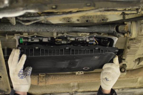 Замена масла БМВ в официальном автосервисе в Москве FGSEVER СВАО вид с подъёмника 2